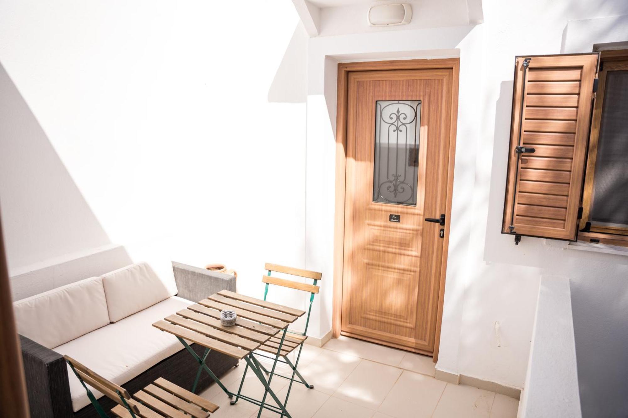 Cozy Budget Apartments In The Heart Of Fira Bagian luar foto