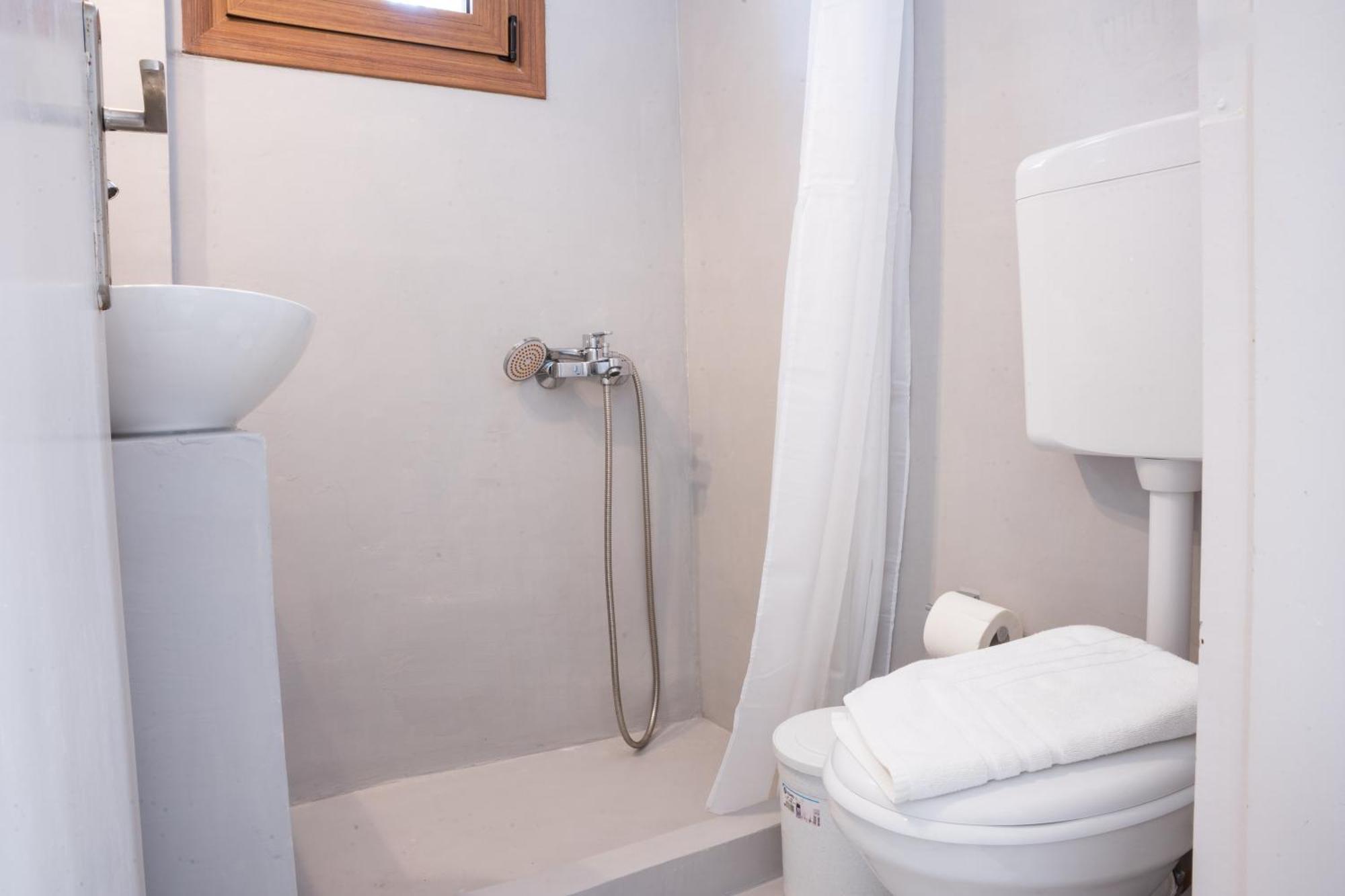 Cozy Budget Apartments In The Heart Of Fira Bagian luar foto