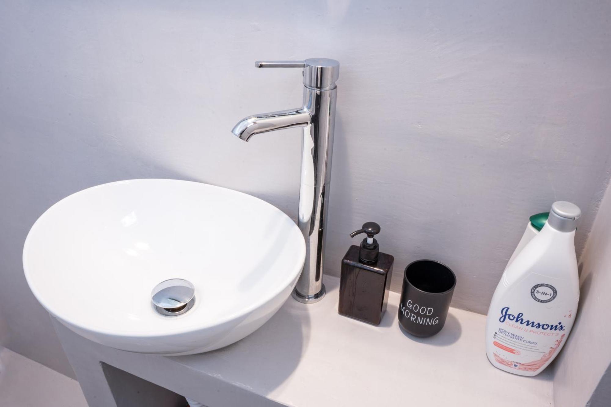 Cozy Budget Apartments In The Heart Of Fira Bagian luar foto
