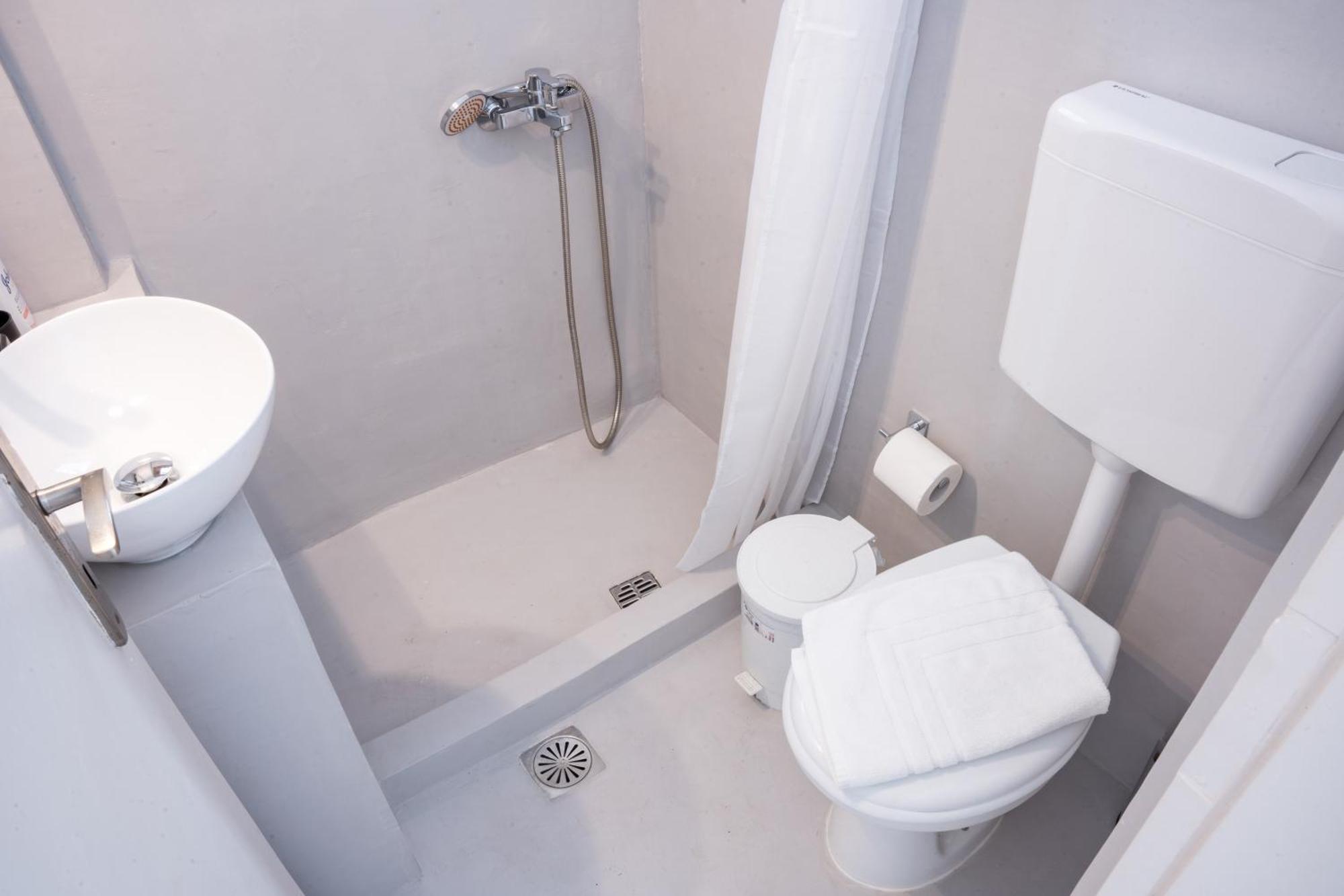 Cozy Budget Apartments In The Heart Of Fira Bagian luar foto