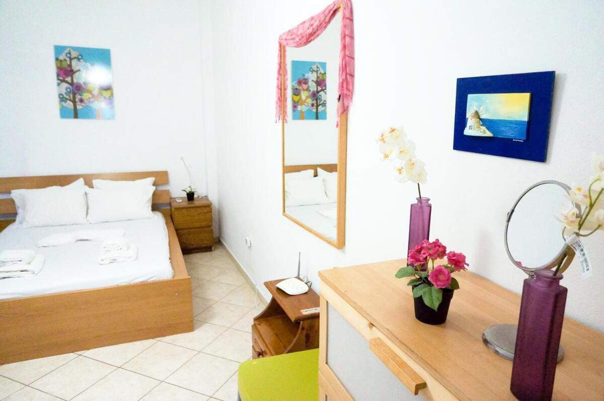 Cozy Budget Apartments In The Heart Of Fira Bagian luar foto